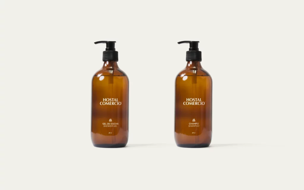 Geles de ducha del Hostal Comercio Dénia tras el rebranding de Morrisen Studio.