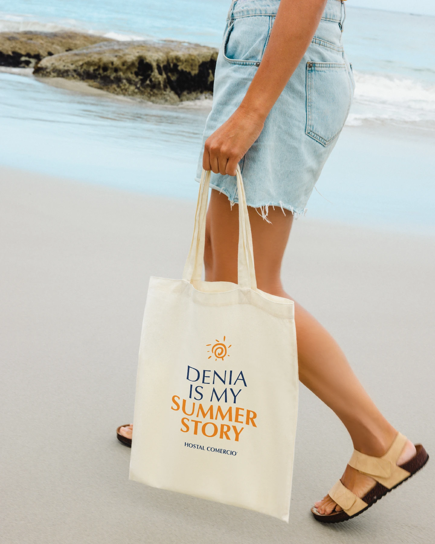 Totebag Hostal Comercio Dénia diseñada por Morrisen Studio.
