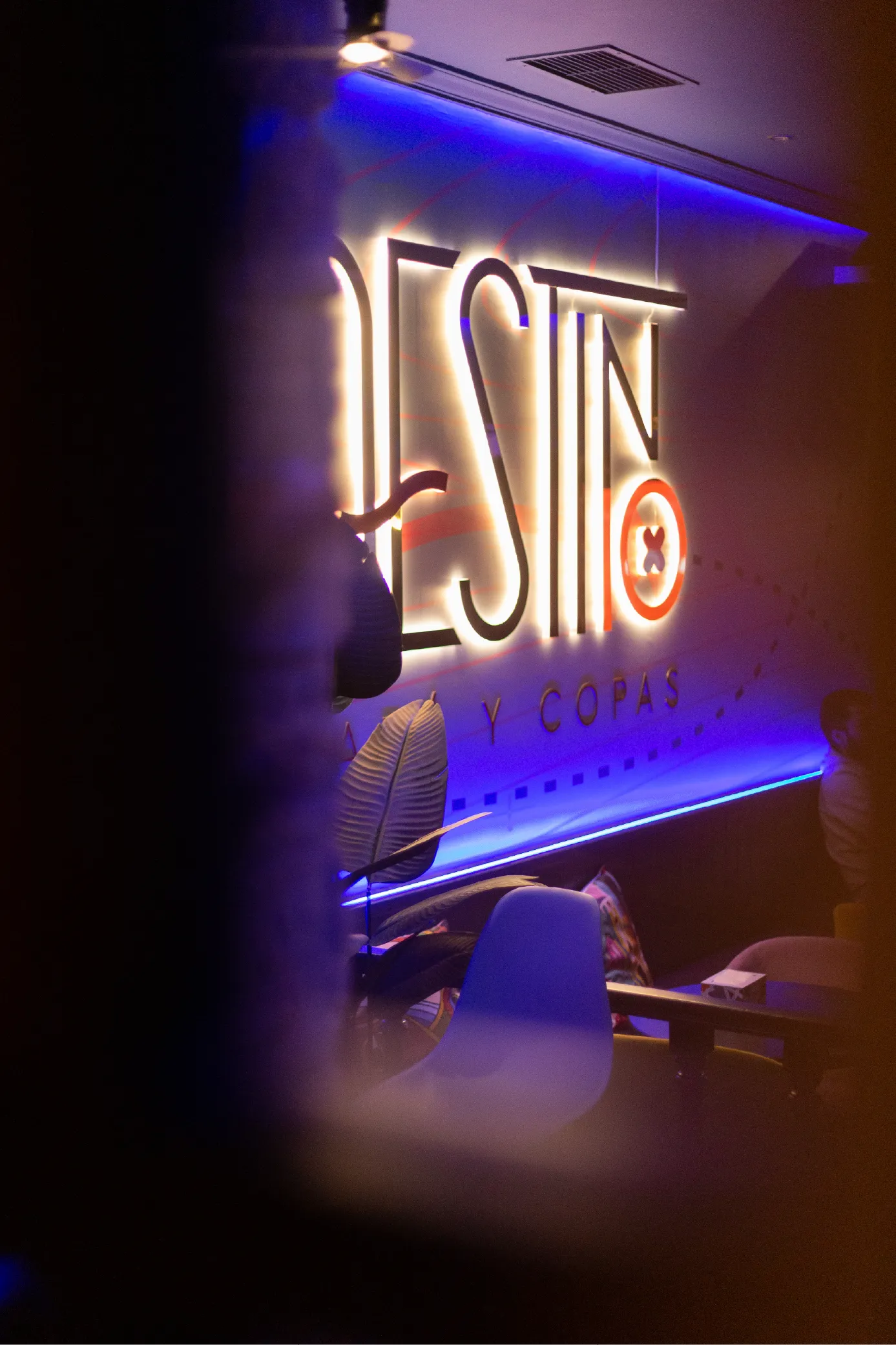 Bar Destino Cuellar. Branding y diseño gráfico por Morrisen Studio.