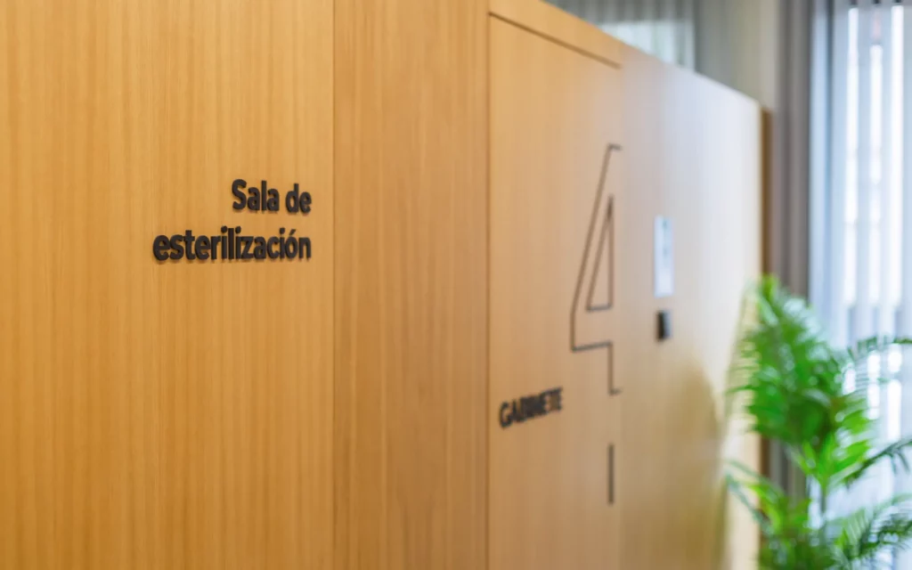 Señalética interior de la Clínica Dental Esteban & Salamanca en Cuéllar